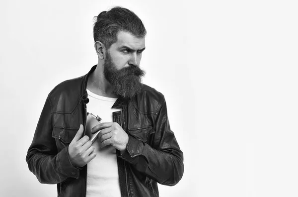 Homme barbu sérieux hipster avec pot métallique en veste en cuir — Photo