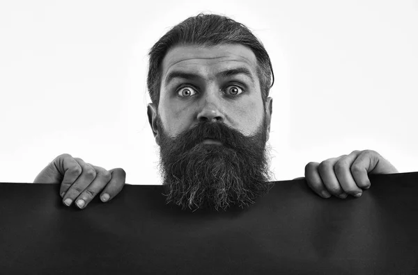 Homme barbu surpris hipster avec du papier rouge isolé sur blanc — Photo