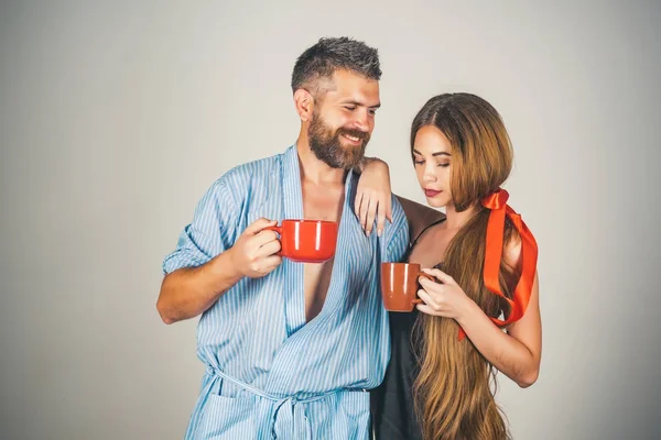 Famiglia di uomo e donna con tazza di latte rosso . — Foto Stock