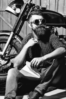 Kağıt Uçak adamla motorcu