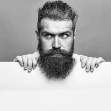 kağıt ile ciddi adam sakallı