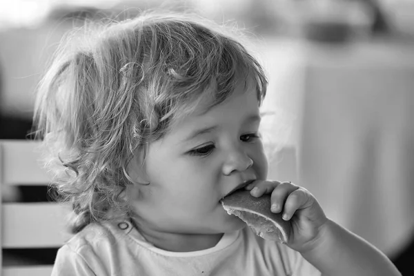 Ritratto di bambino che mangia arancia — Foto Stock