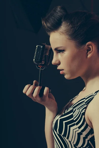 Chanteuse dj avec des cheveux rétro élégant et le maquillage . — Photo