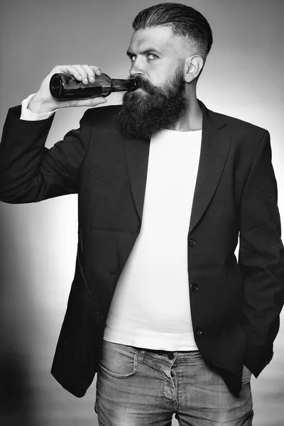 Bearded man with beer bottle — Stock Photo, Image