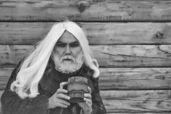 木製マグカップのひげを生やした男 — ストック写真