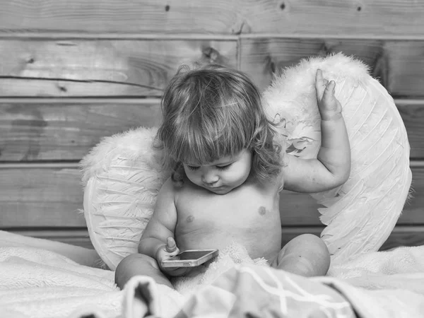 Chłopiec anioł z telefonu — Zdjęcie stockowe