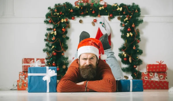 Kerst man met baard op ernstige gezicht bij huidige doos. — Stockfoto