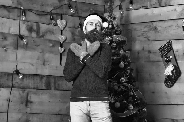 Kerst bebaarde man in handschoenen — Stockfoto