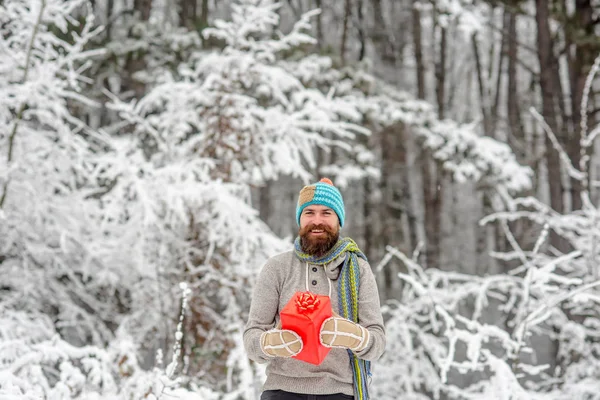 冷たい雪に覆われた冬の森で流行に敏感なサンタ. — ストック写真