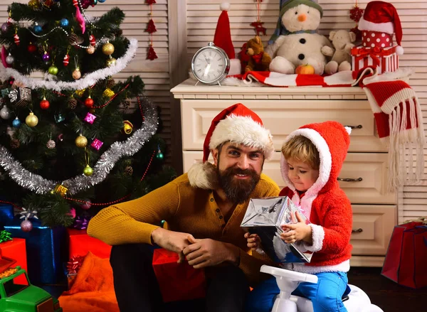 Gelukkig gezin vieren nieuwjaar en kerst. — Stockfoto