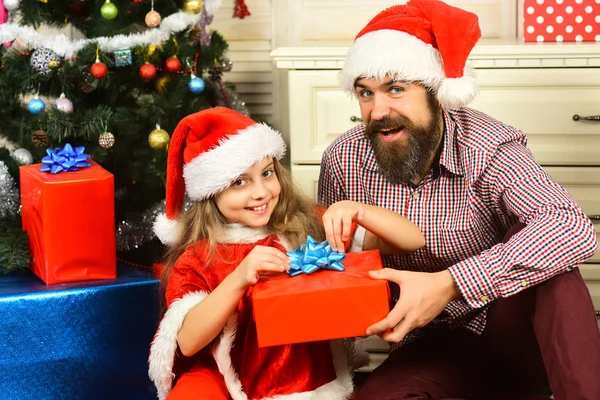 Gelukkig gezin vieren nieuwjaar en kerst. — Stockfoto