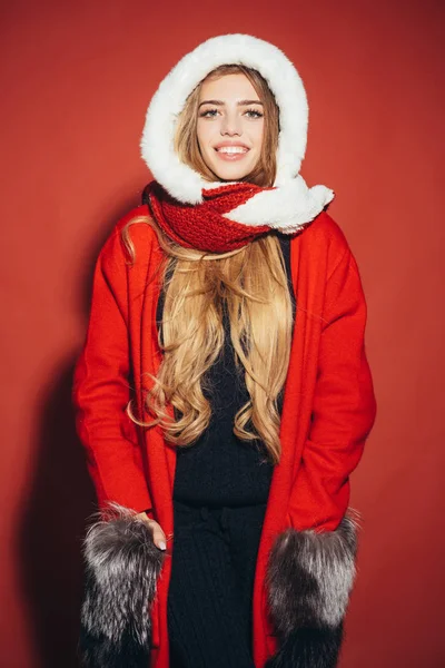 Mulher em Santa traje com rosto bonito . — Fotografia de Stock