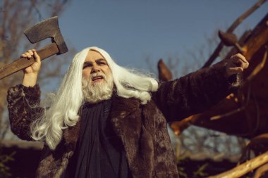 Balta ile acımasız yaşlı büyücü