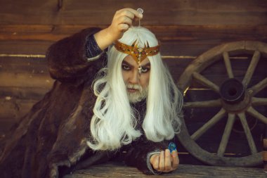 Taş ve kolye hipnoz için eski Sihirbazı