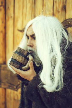 sakallı adam ahşap kupa ile