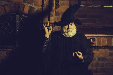 Sarkaç ile eski Sihirbazı