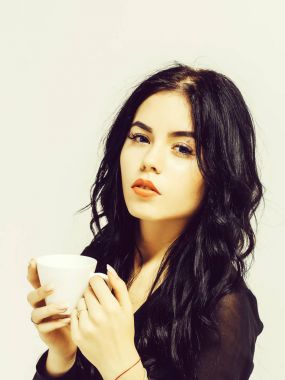 Kupa ile seksi kadın