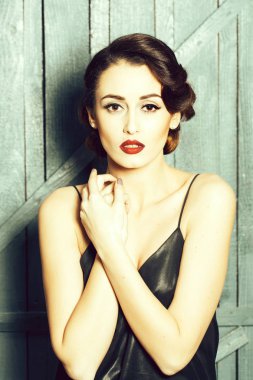 Düşünceli retro kadın