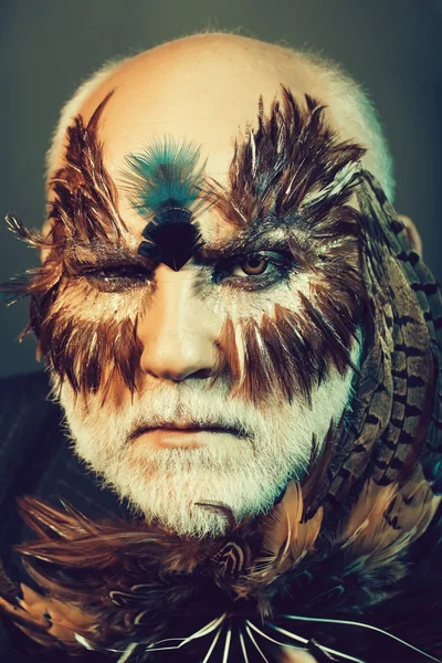 Tüy maskeli yaşlı adam — Stok fotoğraf