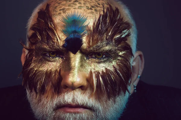 Hombre viejo con máscara de plumas — Foto de Stock