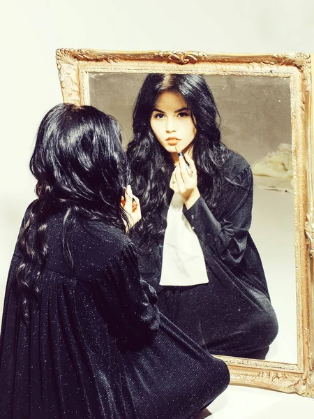Chica pinta los labios ante el espejo — Foto de Stock