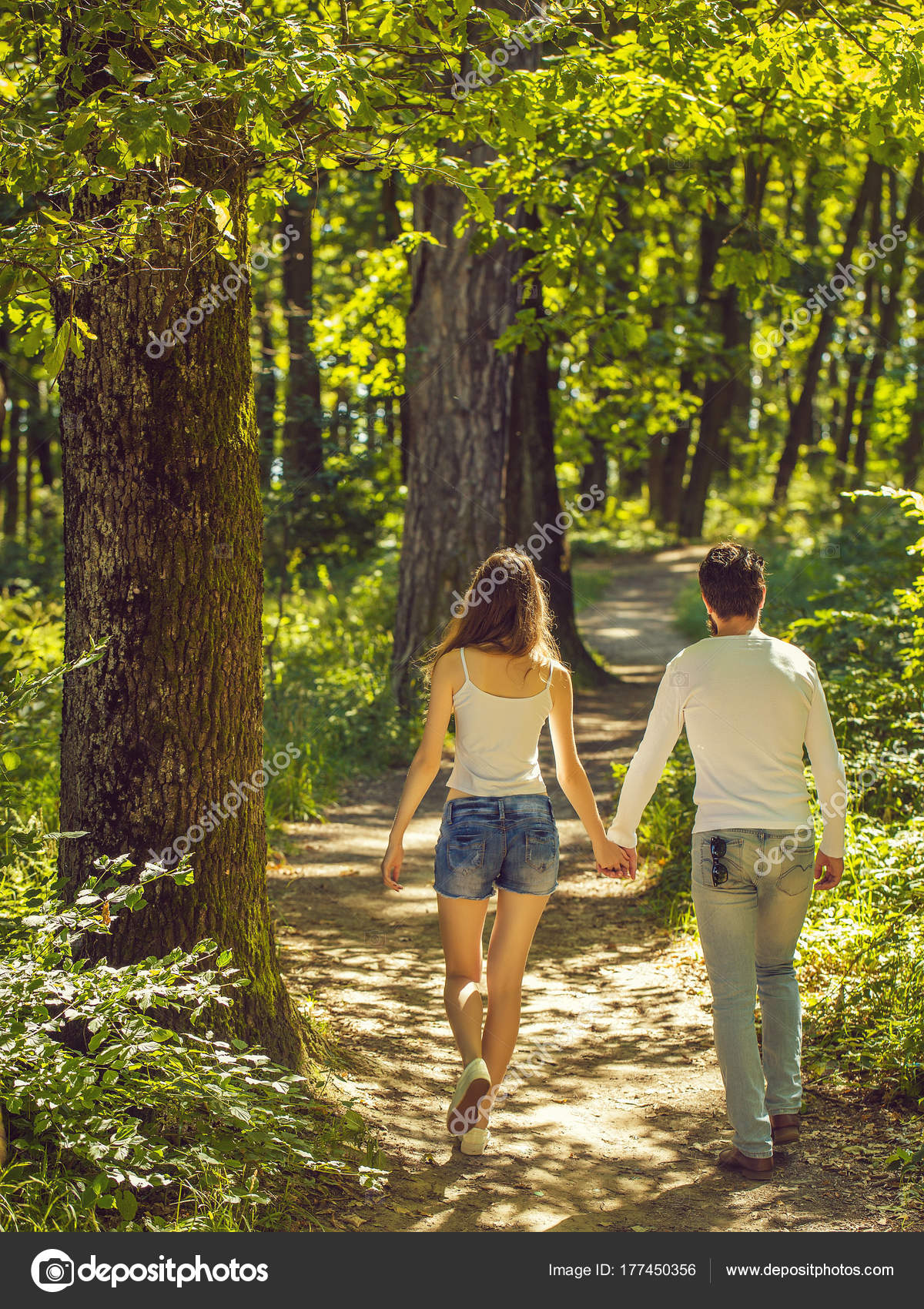 фотосессия на природе. прогулка по парку. пара пошла в лес. двое в лесу. фотосессия в лесу.