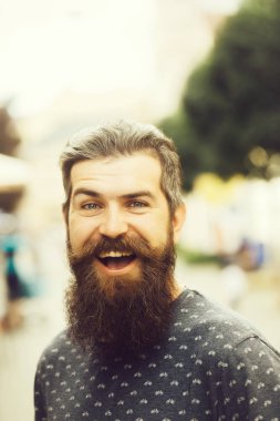 Sakallı yakışıklı açık