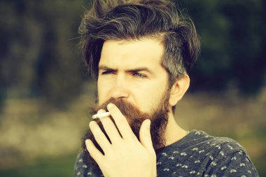 adam açık Sigara İçilmeyen sakallı