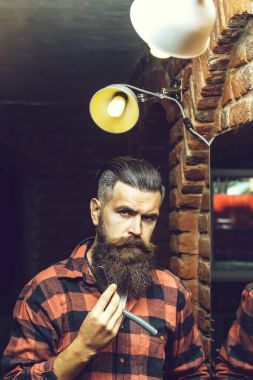 Aynanın yanında jileti olan adam.