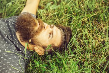 sakallı adam yeşil çimenlerin üzerinde döşeme