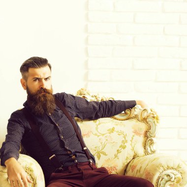 Koltuk yakışıklı adam