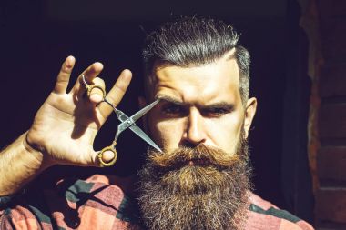 Adam hipster makas ile kesme