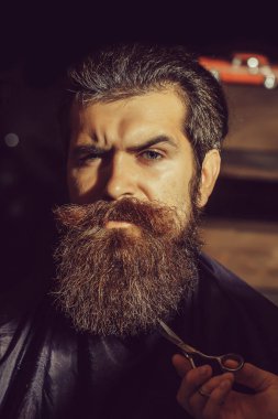 Berber Dükkanı yakışıklı sakallı adam