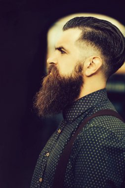 Yakışıklı sakallı adam.