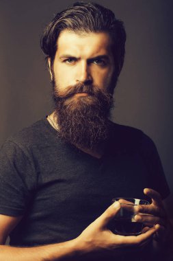 sakallı adam kadeh konyak ya da viski ile