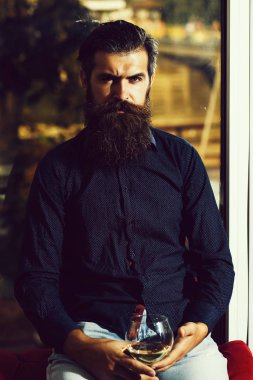 sakallı adam beyaz şarap ile