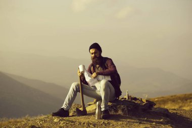 Dağda baltalı sakallı adam