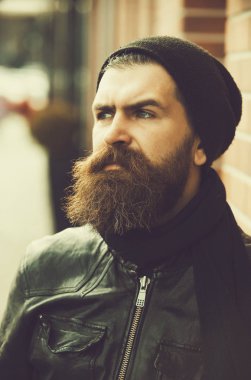 sakallı adam hipster deri ceket ciddi yüzüne ile