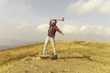 Dağda baltalı sakallı adam