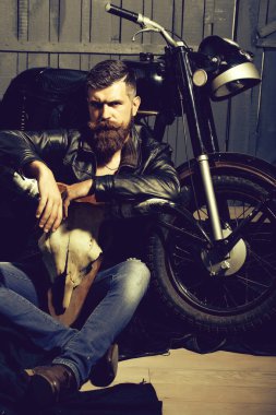 Sakallı adam hipster motorcu