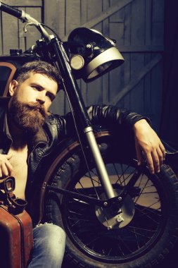 Sakallı adam hipster motorcu