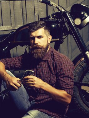 Sakallı motorcu adam anahtar ile