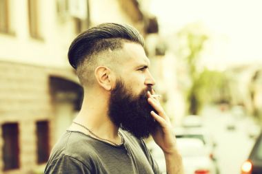 Sakallı adam açık