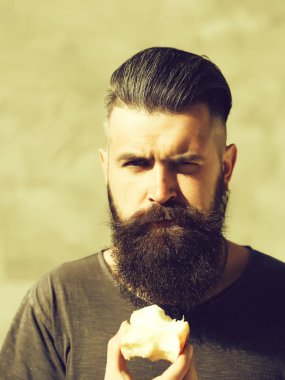 sakallı adam yeme elma