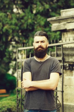 Mavi gökyüzü üzerinde sakallı adam