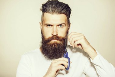 Makasla sakallı adam