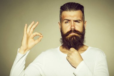 Sakallı adam okey hareketi ile