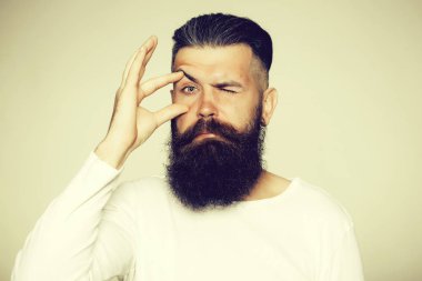 Sakallı adam hareketi ile