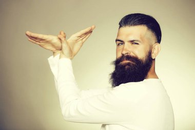 Sakallı adam elleriyle kuş şekli