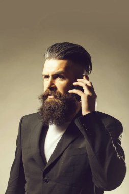 Ceketli sakallı yakışıklı adamı